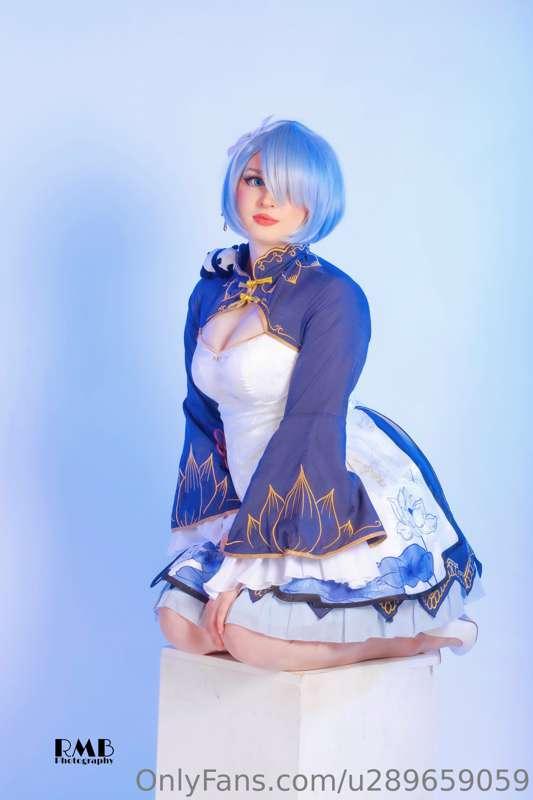 I like both Rem and Ram, maybe I should cosplay Ram? What do..