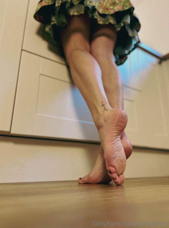 Don’t leave me alone—come admire my soles from every angle! ..