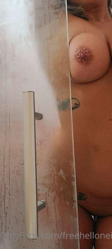 I love a hot steamy shower 🖤