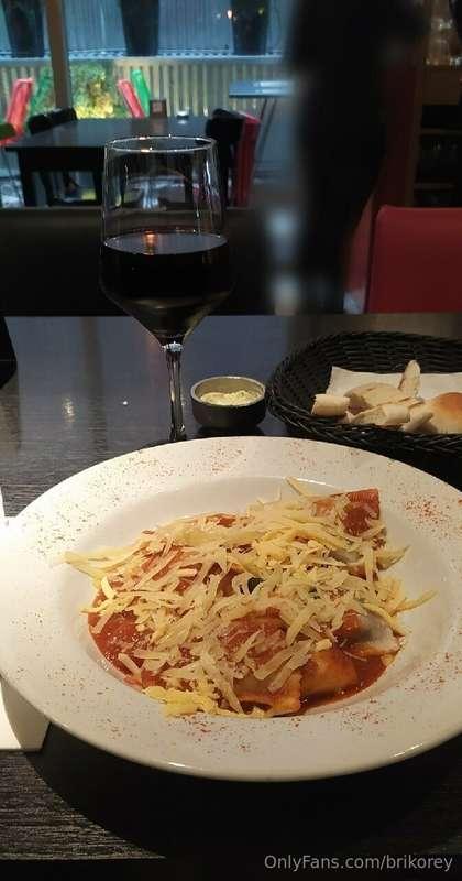 Lunch in the city...💖 A delicious stuffed pasta accompanied ..