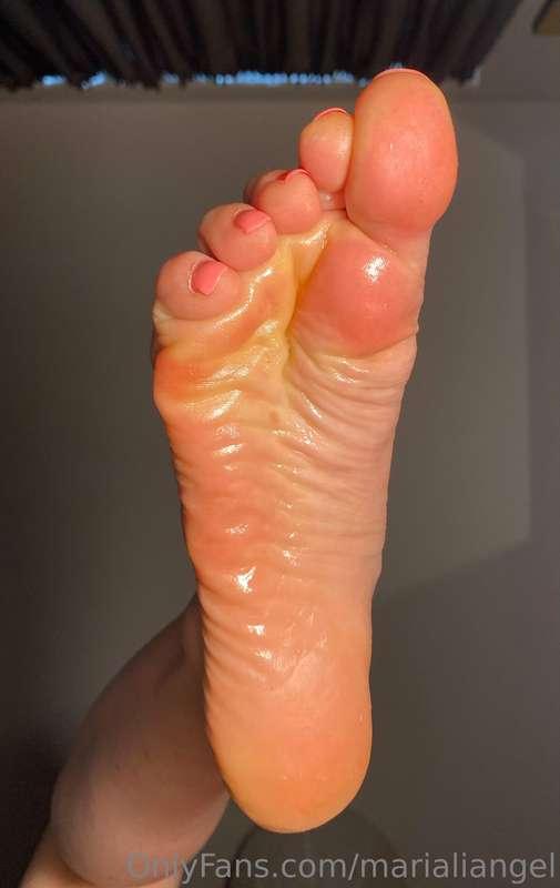 Wet feet just for you💦💦