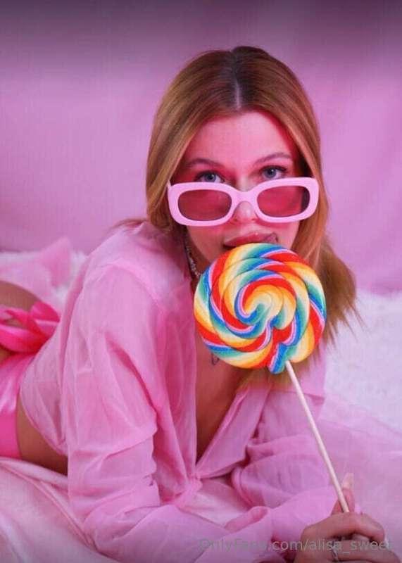 Which is sweeter in this picture🌸 me or the candy? 🍭