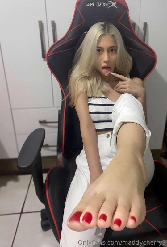 Foto pata👣 ¿Te gusta el color que ando en mis uñitas?❤️