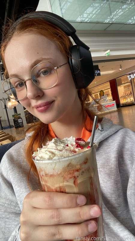 Good morning! Sometimes I like to go to places and discover new flavours of different coffee recipes ☕ How do you start your day?

#babyface #teen #student #curvy #redhead #ginger #cutie #girlnextdoor #slavic