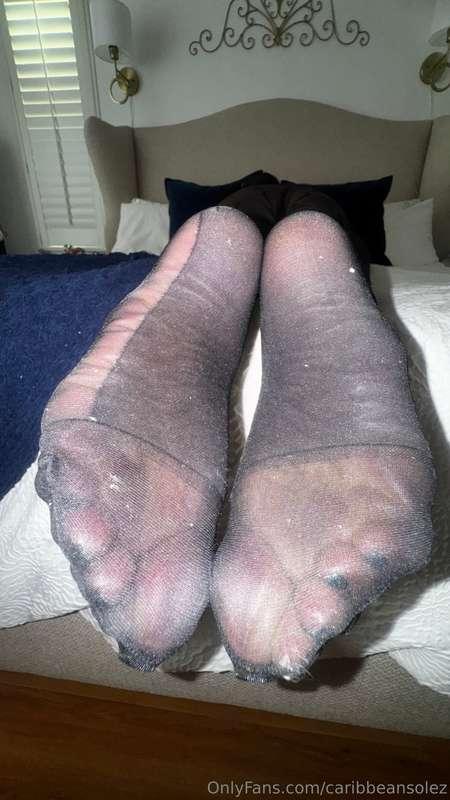 The slight peek of those side wrinkles