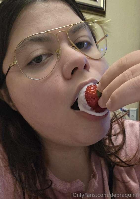 Fresas con yogurt en mi boquita 💦💦Llevo mis gafas puestas ji..