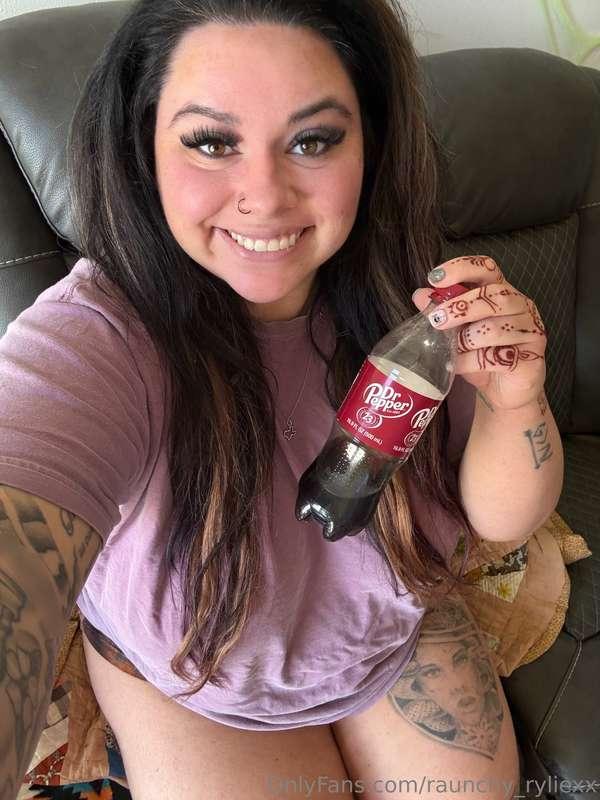 Good afternoon! Relaxing drinking one of my fav sodas🥤 
