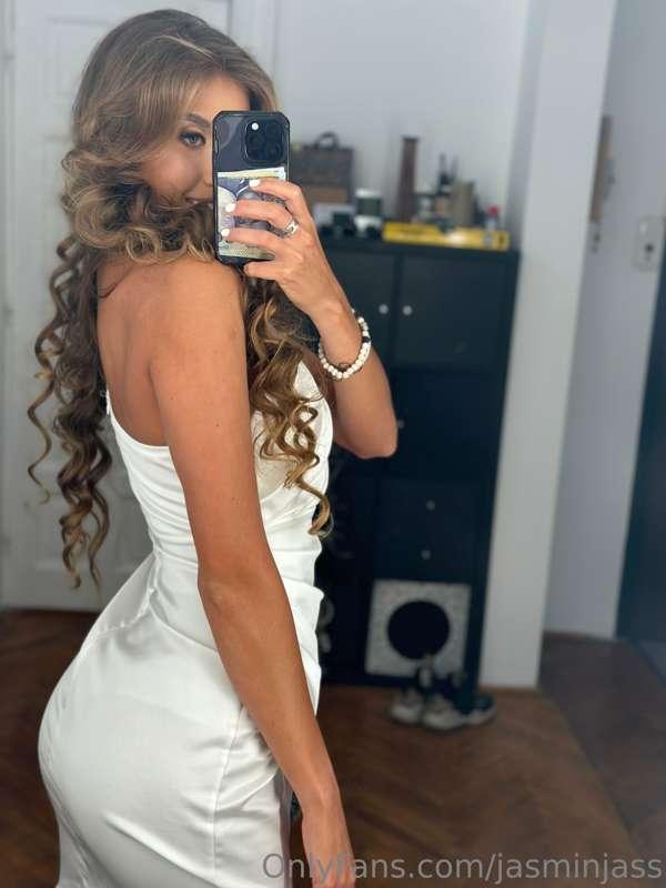 I like this white dress with my balines tan^^