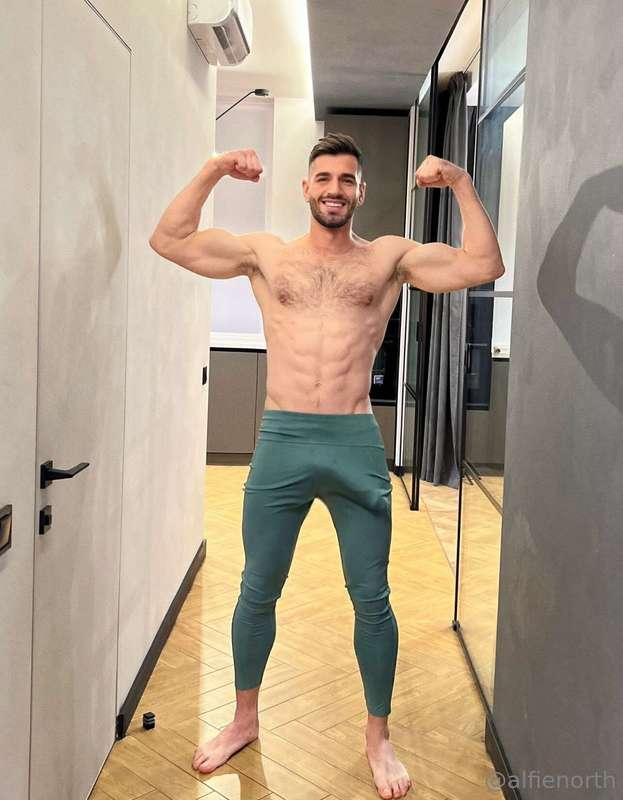 The real GAY 🏳️‍🌈 with monster cock 🍆🤤@therealjays 😍His cock..