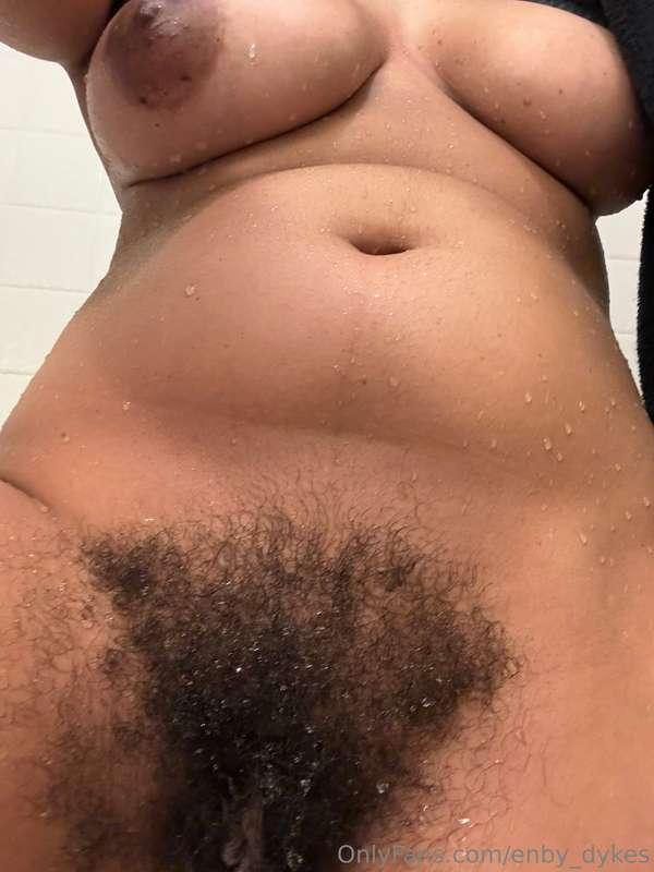 who wouldn’t want a hot girlfriend to sext? FYI… that’s a se..