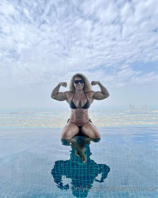 Biceps in the sky 🤗
Female muscle latina