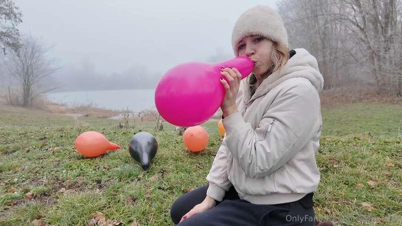 German LoonerGirl Little Outdoor Popping Video! I was at a l..