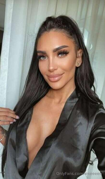 Busty @amaracrode is your fav neighbour 😉💛FREE PAGE & FREE G..