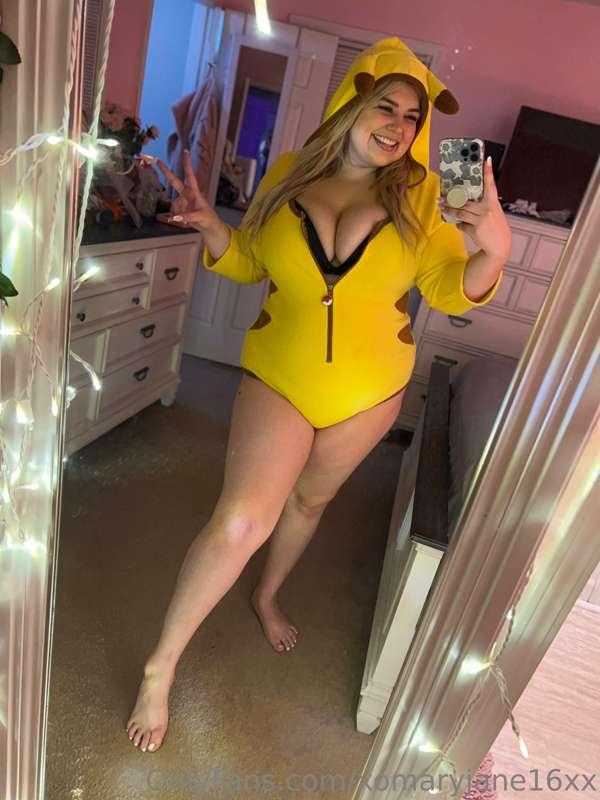 LIVE now streaming on Twitch!! 😋 Please come watch and follo..