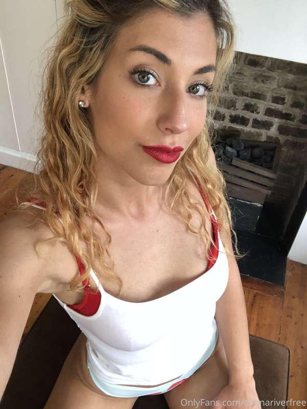 Do you like red lipstic on girls or do you prefer when they ..