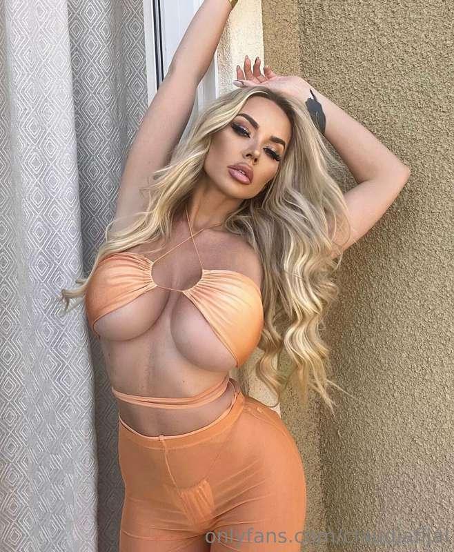 Underboob queen 👸🏼