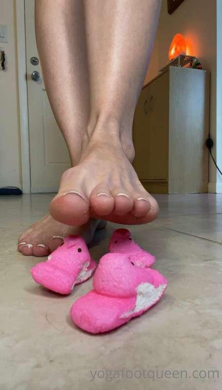 New food crush video! 🦶6 min stepping on Easter Peeps marshm..