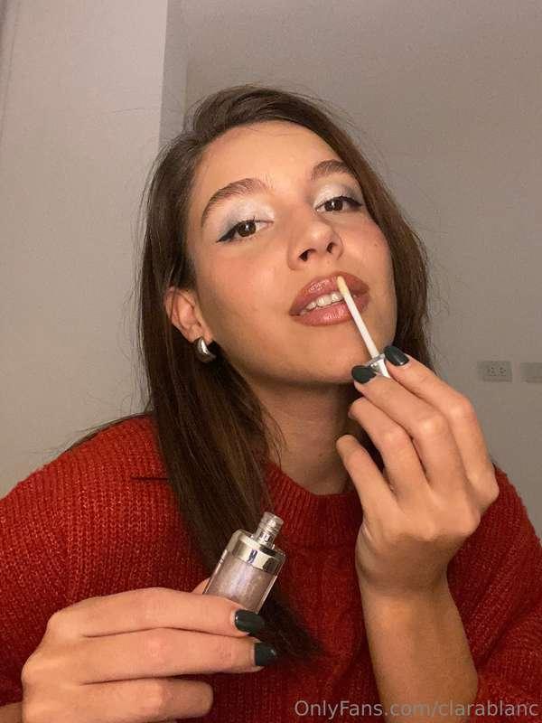 Touch my lips as if you're feeling a cloud! Is it soft? 😘😘