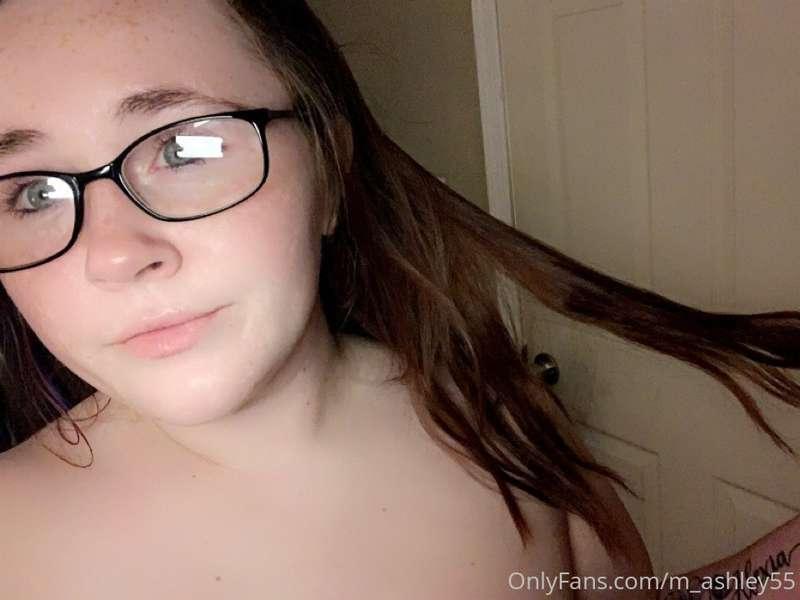 For all ya weirdos that like girls in glasses😘