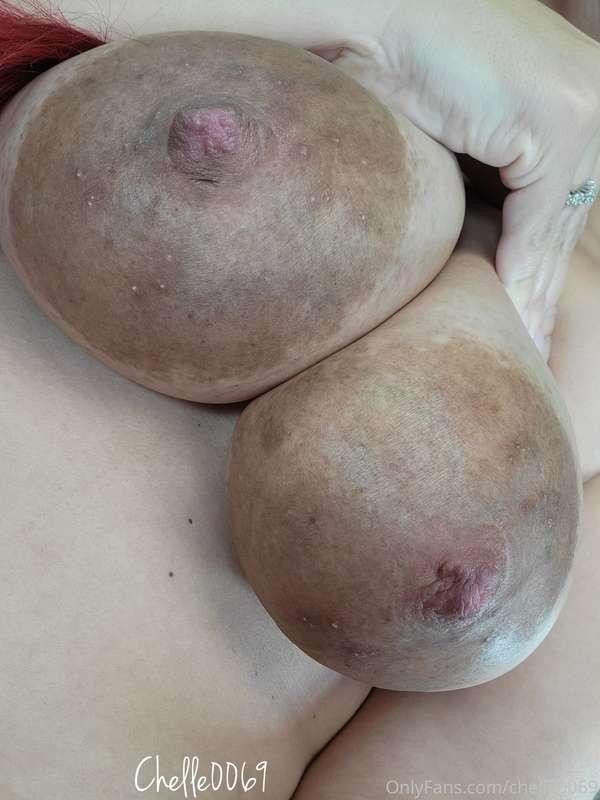 My areolas look so fucking huge when my tits are full 👀👀👀