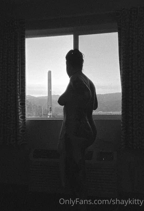 Roadside attraction 
(Views from an Oregon hotel room)
