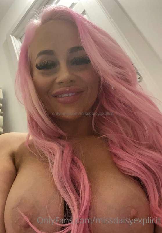 Do you like me with pink hair ? 😜