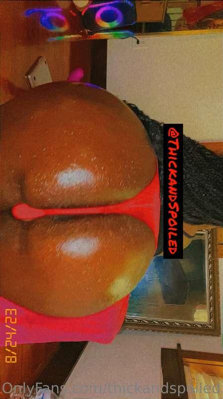 SWIPE  Nice oiled ass and some music is all u need baby