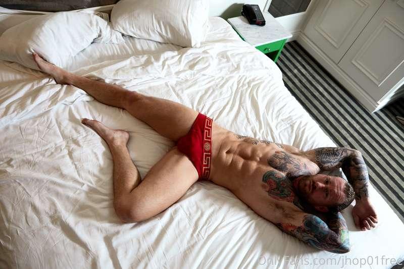Sunday.
You and me.
In bed all day.

Chatting on my
Premium ..