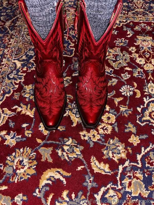 leahwbrooke image #1