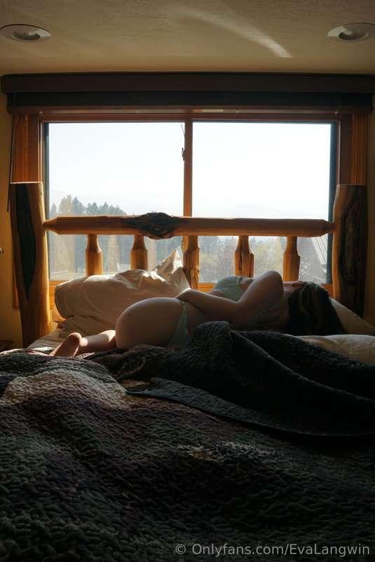 waking up like this… do i stay under these cozy blankets or ..