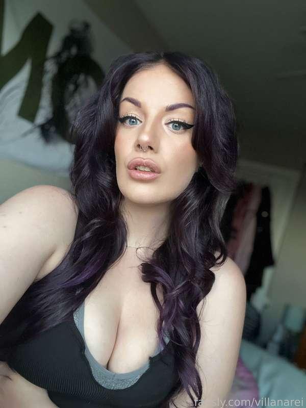 How’s the view from down there?

#fyp #tall #tallgirl #goth #gothgirl #altgirl #alternative #purplehair #thicc #alt #curls #cleavage #tanktop #bra #bralette #boobs #bigboobs 