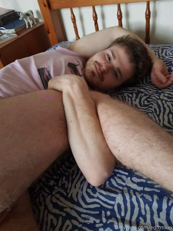 I'm gonna lie like this while you serve me with your tongue ..