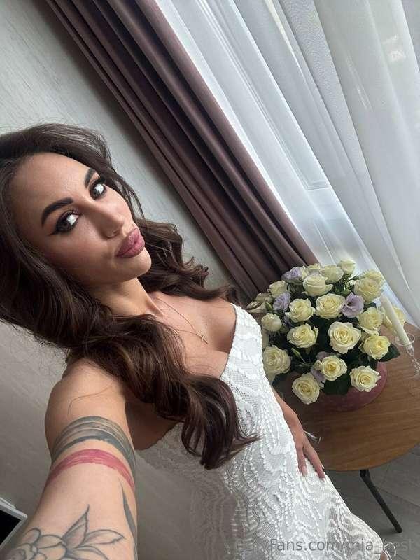 🤍 White roses - like a reflection of my mood today. Clean. Q..