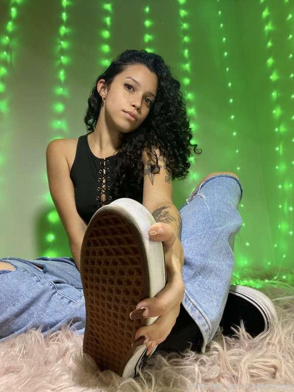 Swipe to take off my shoes and socks with me ➡️