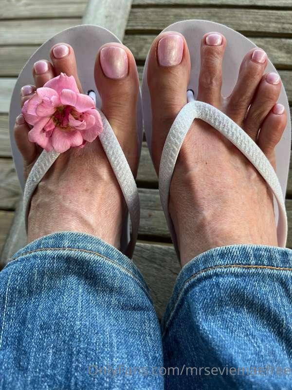 Pretty pink toes like my pussy💞