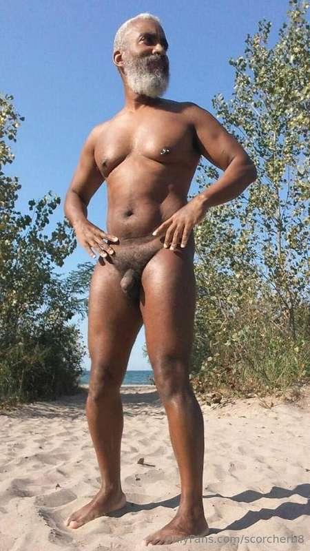 Sunny Saturday!  #beard #musculardaddy #gay #feet #gaycruisi..