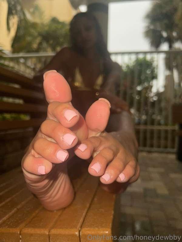 I have the most suckable toes 🥴 Would you suck em? 👣