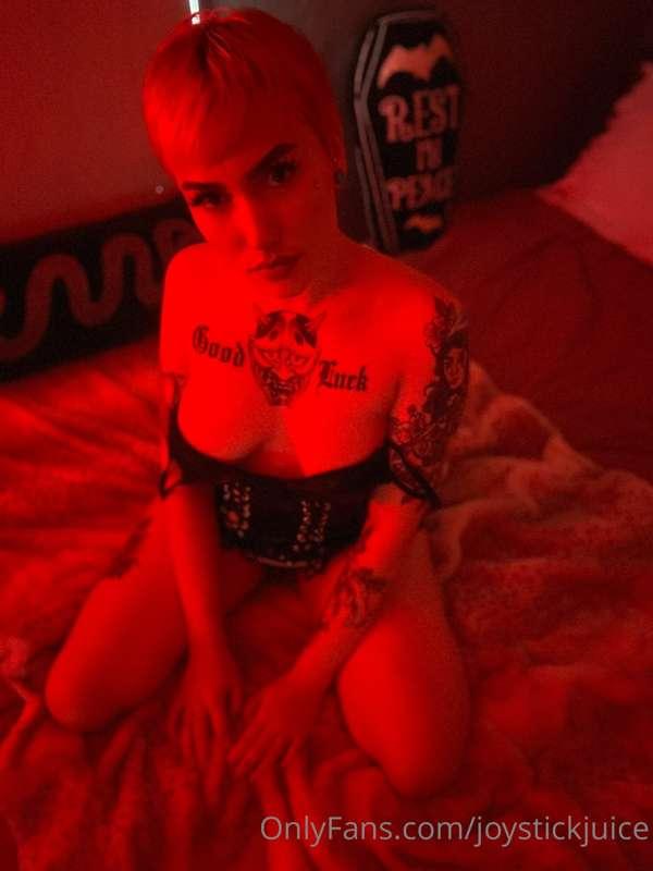 Hi babes check your DMs for some hot content and let me know..