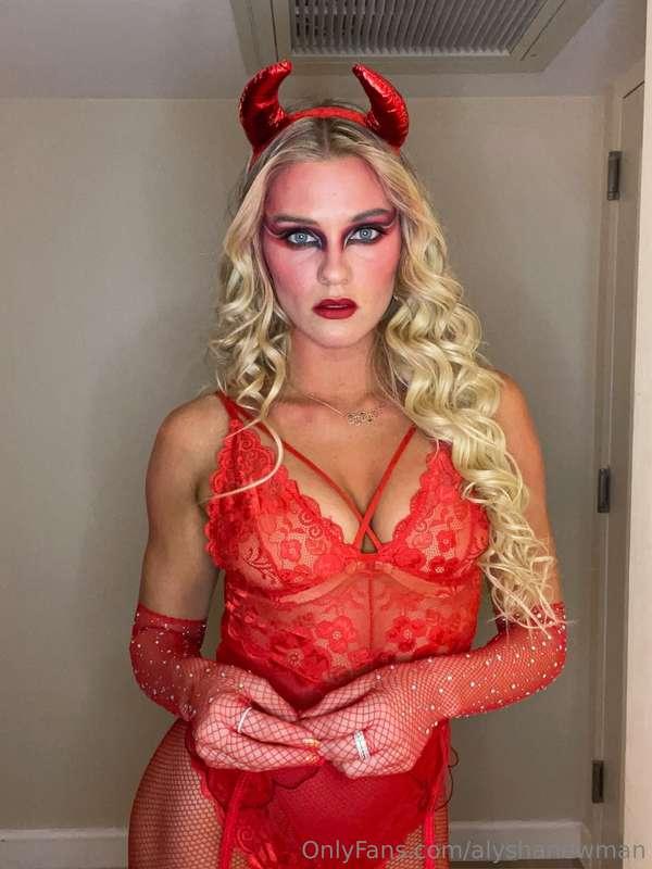 My FIRST Halloween special on OF!! 😈 This year has been soo ..