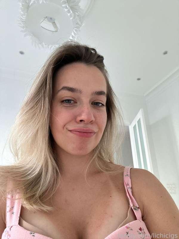 Sun-kissed and ready to take on the day! 🌸 

#cute #girlnextdoor #college #young #selfie #fyp #daily #lifestyle #natural #smile