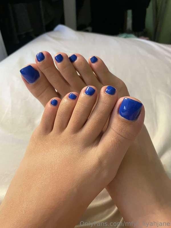 New pedicure alert 💅 💜 which of my gorgeous long toes you su..