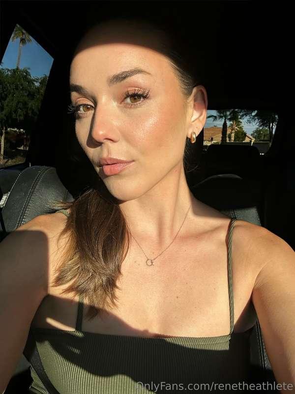 when the sun hits just right ☀️ i usually never wear my hair..