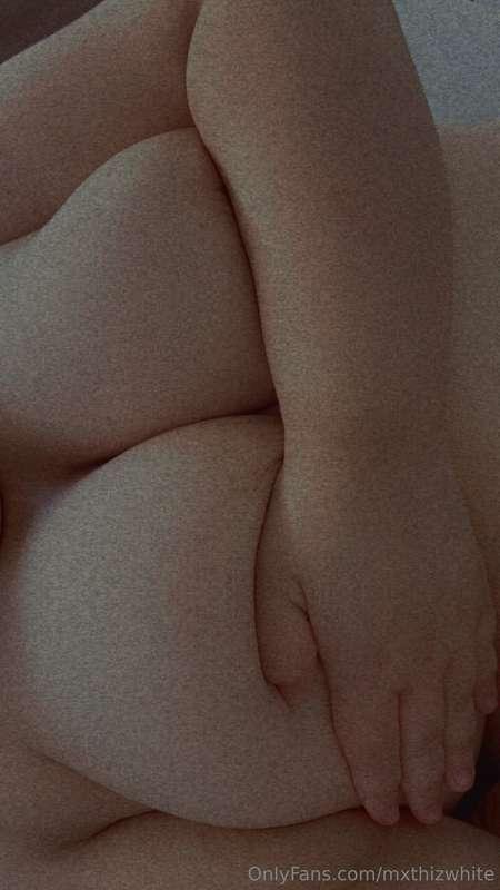 let’s use your hands as a bra shall we? 👀🖤