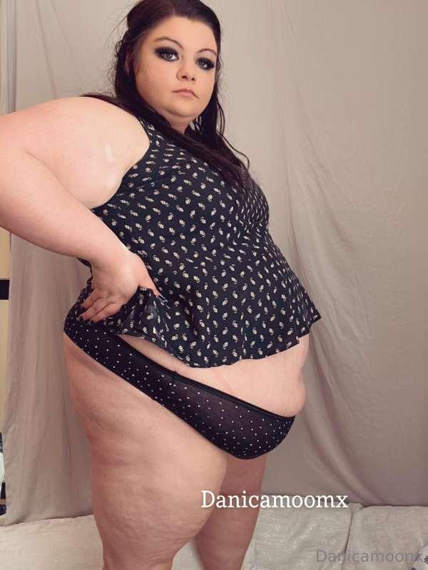 Outgrown Top my belly is poppin