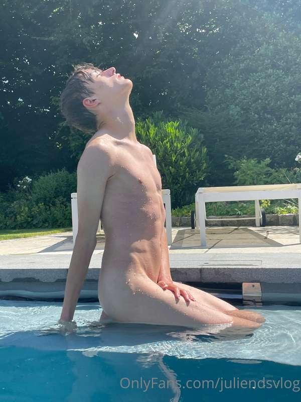 Do you wanna swim with me?🥺🥵