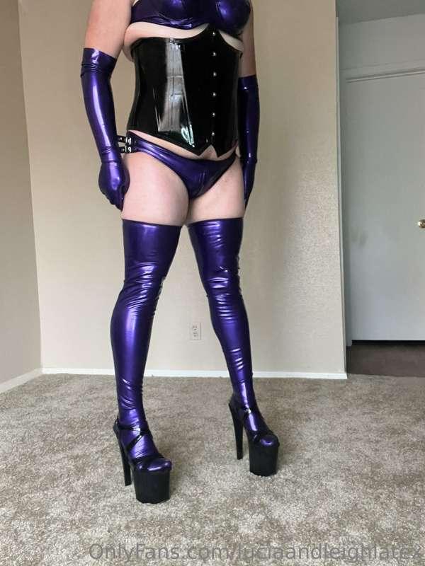 Oh so sexy 😏

Loving my purple latex so very much 🥰