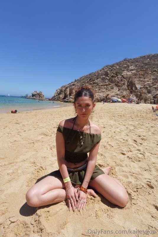 just a beach babe livin’ her best life ⛱️