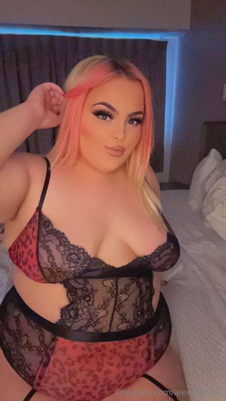 𝐂𝐫𝐚𝐯𝐢𝐧𝐠 𝐚 𝐜𝐫𝐞𝐚𝐦𝐩𝐢𝐞 😈💦