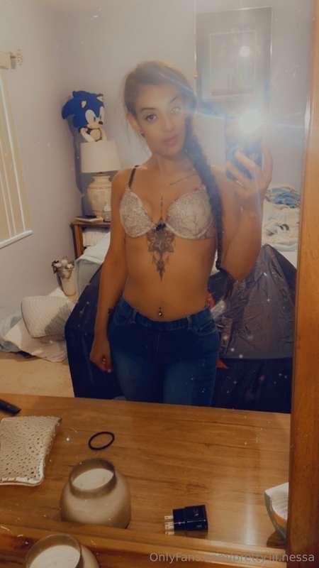 Classic bra and jeans 😘  {don’t judge me for my messy ass ro..