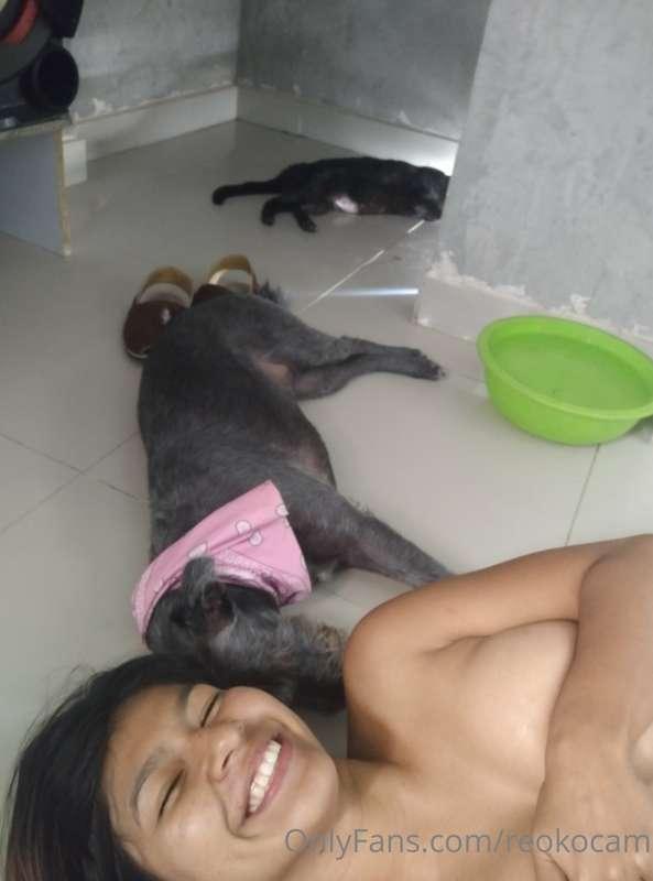 This hot wheather will to kill me and to my pets too xd